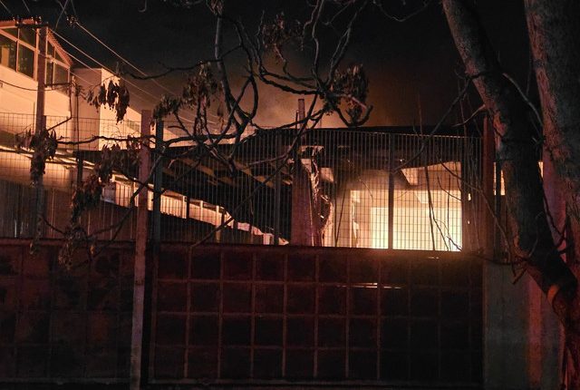 Πύρινη-κόλαση-στο-Μενίδι-–-Σε-εξέλιξη-μεγάλη-φωτιά-που-καίει-τρία-εργοστάσια-–-Ήχησε-το-112