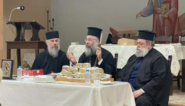 Ευλογία-βασιλόπιτας-στη-Σύναξη-Νέων-της-Ιεράς-Μητροπόλεως-Ρεθύμνης-και-Αυλοποτάμου