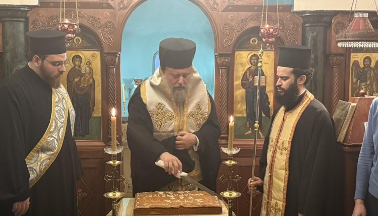 Ο-Επίσκοπος-Ταλαντίου-ευλόγησε-τη-Βασιλόπιτα-της-ΣΜΥΚ.-της-Ριζαρείου-Εκκλησιαστικής-Σχολής