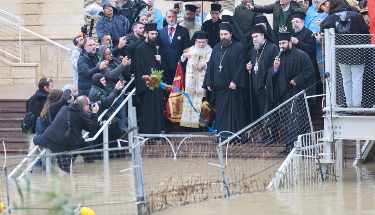 Με-αυξημένη-προσέλευση-πιστών-φέτος-ο-Αγιασμός-των-υδάτων-στον-Ιορδάνη-ποταμό-μετά-την-εκεχειρία-στη-Γάζα