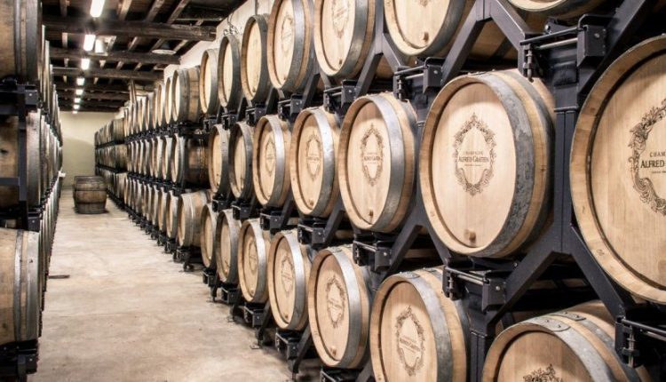 ΗΠΑ:-Απειλούν-με-επιβολή-δασμών-200%-στα-κρασιά-και-τις-σαμπάνιες-της-Γαλλίας