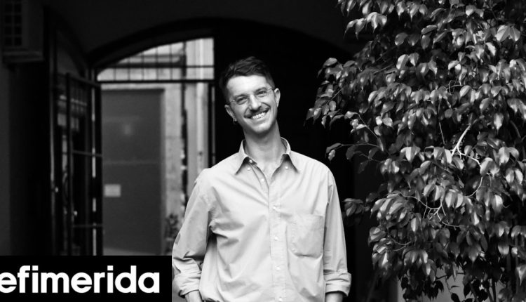 Λατρόνικο:-Ο-συγγραφέας-που-έγινε-φαινόμενο-ακτινογραφώντας-τη-γενιά-του-instagram-Έρχεται-Ελλάδα-και-μας-μιλάει