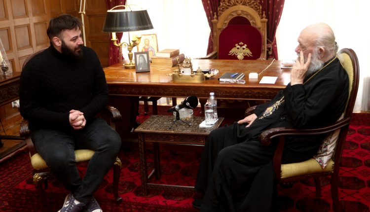 Στον-Αρχιεπίσκοπο-Ιερώνυμο-συγγενείς-των-θυμάτων-της-τραγωδίας-στη-Μάνδρα