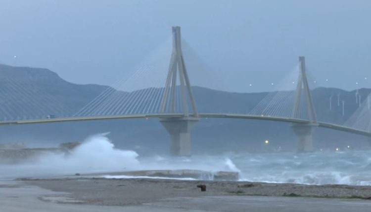 Πρωτοφανείς-εικόνες-στη-γέφυρα-Ρίου-Αντιρρίου:-Άνεμοι-11-μποφόρ-και-κύματα-που-περνούν-πάνω-από-το-Κάστρο