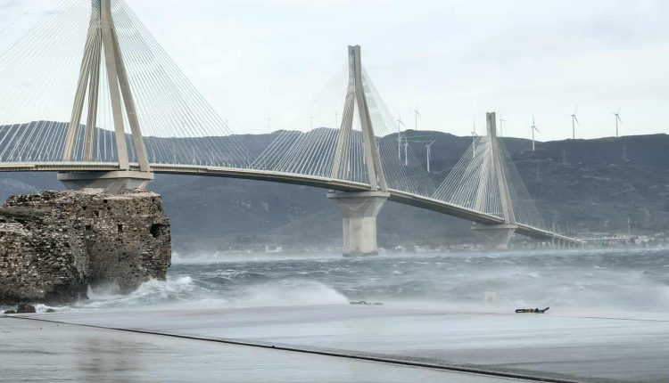 Θυελλώδεις-άνεμοι-«μαστιγώνουν»-τη-γέφυρα-Ρίου-Αντιρρίου-–-ertnews.gr