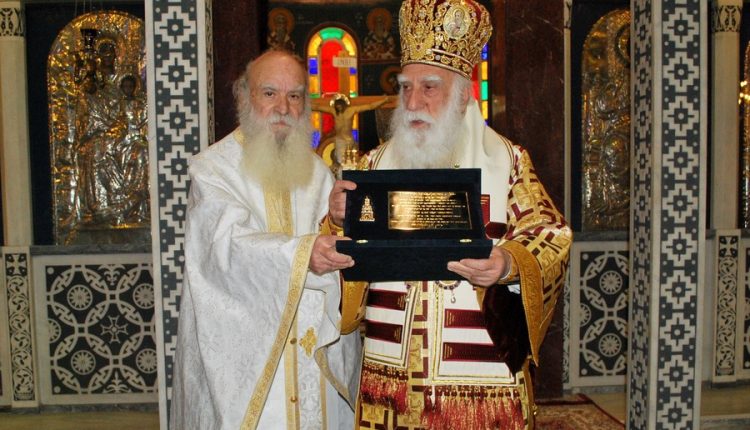 Ο-Μητροπολίτης-Νέας-Σμύρνης-τίμησε-τον-Πρωτοπρεσβύτερο-π.-Αθανάσιο-Καλογήρου