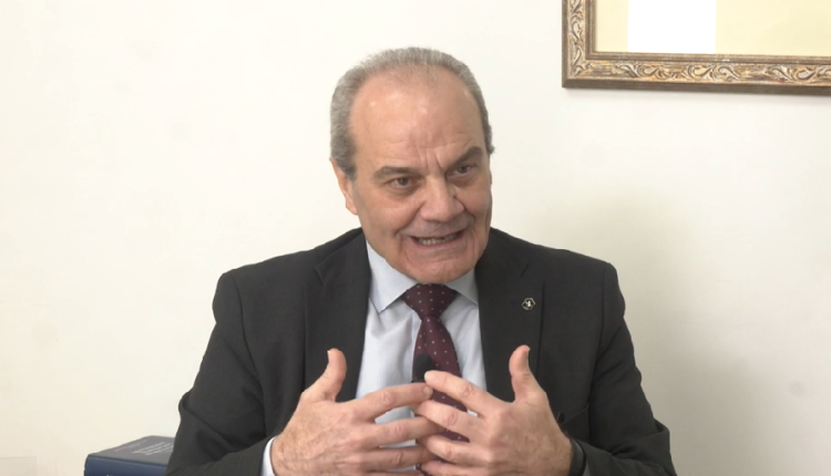 Υπέρ-του-σύμπαντος-κόσμου-–-Πτώση-και-κατάρρευση,-η-απώλεια-και-η-ψευδαίσθηση