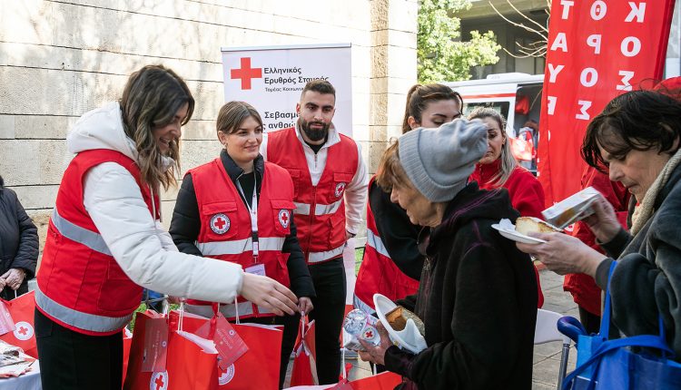 o-Ελληνικός-Ερυθρός-Σταυρός-προσέφερε-μια-ζεστή-αγκαλιά-στους-άστεγους-στο-κέντρο-της-Αθήνας