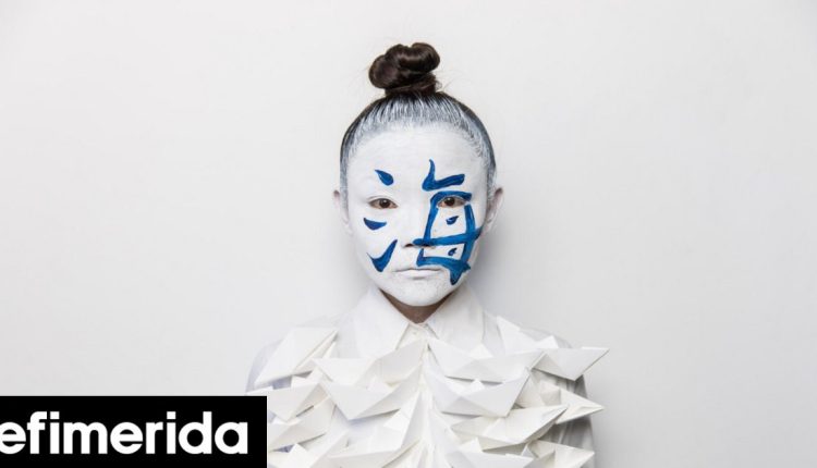 Στην-Αθήνα-η-περφόρμερ-από-την-Κίνα-xie-rong:-Εκλεκτή-της-Γιόκο-Ονο,-δημιουργεί-έργα-τέχνης-με-το-σώμα-της