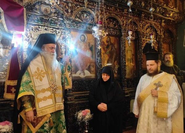 Ο-Μητροπολίτης-Κορίνθου στα-ονομαστήρια-της-Γερόντισσας-Ξένης,-Καθηγουμένης-της-ΙΜ.-Παναγίας-Φανερωμένης-Χιλιομοδίου