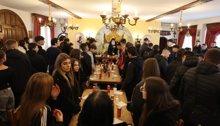 Οι-νέοι-των-κατηχητικών-σχολείων-Λυκείου-στη-Μονή-Τρικόρφου