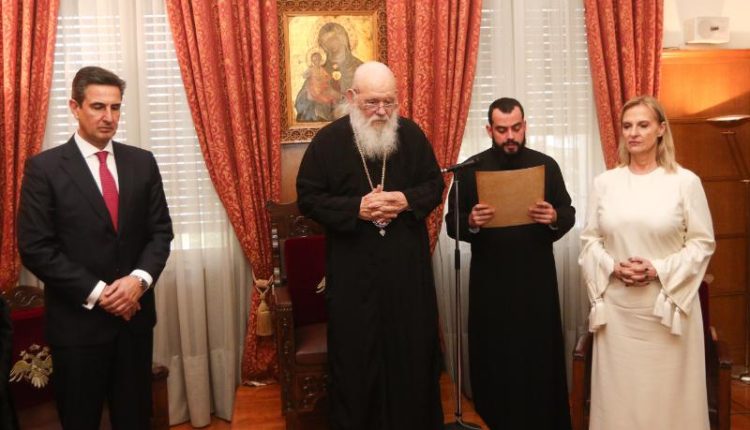 Ο-Αρχιεπίσκοπος-Ιερώνυμος-τίμησε-την-Παρασκευή-Μπουζάλη-και-τον-Δημήτρη-Τρυφωνόπουλο