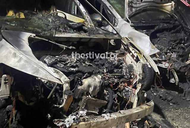 Μεγάλη-φωτιά-σε-μάντρα-με-αυτοκίνητα-στη-Θεσσαλονίκη