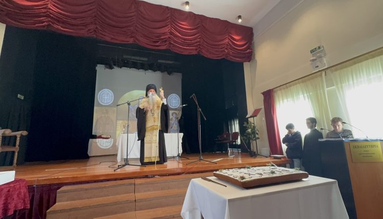 Η-εορτή-των-Τριών-Ιεραρχών-στα-Εκπαιδευτήρια-της-Μητροπόλεως-Πειραιώς