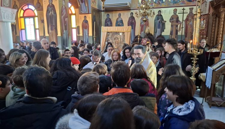 Η-εορτή-των-Αγίων-Τριών-Ιεραρχών-σε-Ιερούς-Ναούς-και-σχολεία-της-Καστοριάς