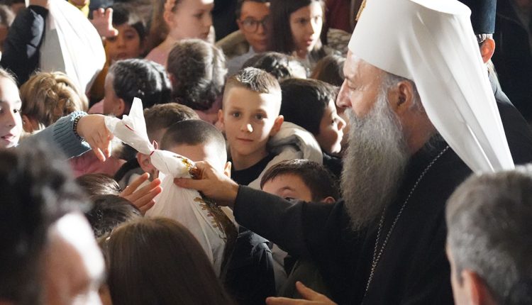 Προτροπές-και-δώρα-σε-χιλιάδες-μαθητές-από-τον-Πατριάρχη-Σερβίας
