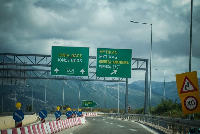 Κλειστή-και-στα-δύο-ρεύματα-κυκλοφορίας-η-Ιόνια-Οδός,-λόγω-μεγάλης-κατολίσθησης,-στα-όρια-Άρτας-και-Αιτωλοακαρνανίας