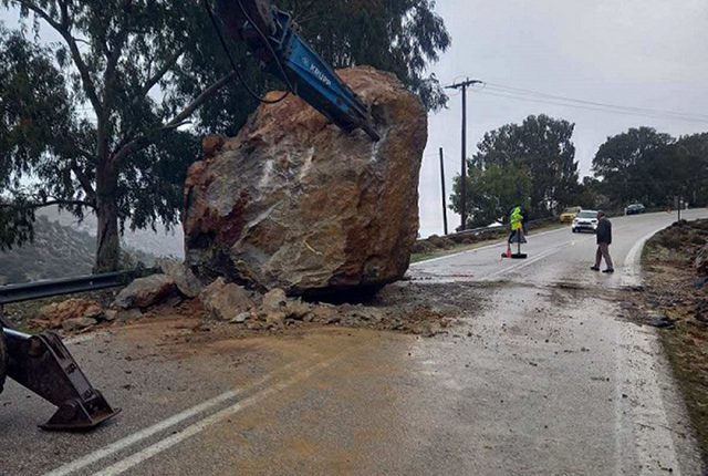 Ξεκίνησαν-οι-εργασίες-σπασίματος-και-απομάκρυνσης-του-βράχου-που-έπεσε-στη-μέση-δρόμου-στη-Χίο