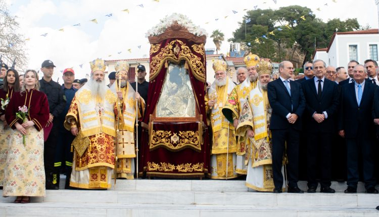 Λαοθάλασσα-πιστών-στην-εορτή-της-Παναγίας-της-«Υπαπαντής»-στην-Καλαμάτα