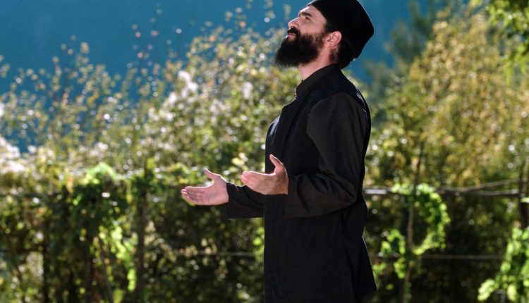 Κοσμοσυρροή-στις-αίθουσες-–-Χιλιάδες-θεατές-για-τον-«Άγιο-Παΐσιο»