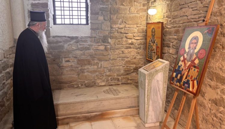 Ο-Μητροπολίτης-Μαυροβουνίου-στον-αρχικό-τάφο-του-Αγίου-Σάββα-στη-Βουλγαρία