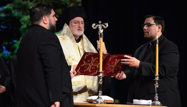 Ο-Αρχιεπίσκοπος-Αμερικής-ευλόγησε-τη-Βασιλόπιτα-στη-Θεολογική-Σχολή-Τιμίου-Σταυρού-Βοστώνης