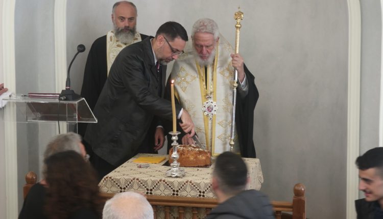 Την-Αγιοβασιλειόπιττα-της-Σχολής-Βυζαντινής-Μουσικής-«ΝΕΟΦΥΤΟΣ-ΒΑΜΒΑΣ»-ευλόγησε-ο-Σύρου-Δωρόθεος