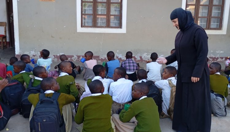 Καθημερινή-διανομή-ζεστού-γάλακτος-στο-Ιεραποστολικό-Κέντρο-της-Ιεράς-Μητροπόλεως-Αρούσας