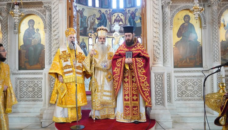 Θεία-Λειτουργία-για-την-20ετή-Ποιμαντορία-του-Μητροπολίτη-Πειραιώς