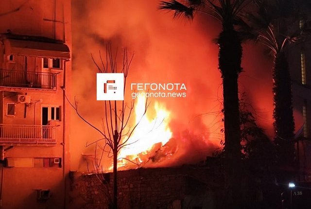 Μεγάλη-φωτιά-στο-Βόλο:-Εκρήξεις-πίσω-από-την-εκκλησία-του-Αγίου-Κωνσταντίνου-–-Δείτε-φωτογραφίες