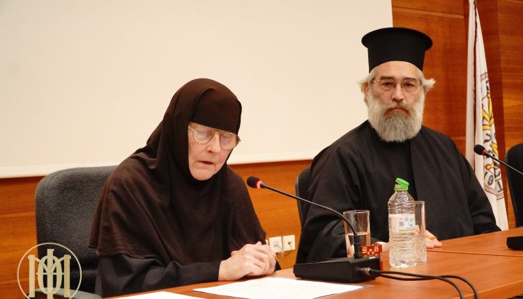 Η-μοναχή-Μαγδαληνή-από-την-ΙΜ-Τιμίου-Προδρόμου-Έσσεξ-στην-έβδομη-συνάντηση-Σχολής-Γονέων-της-ΙΜ.-Θεσσαλονίκης