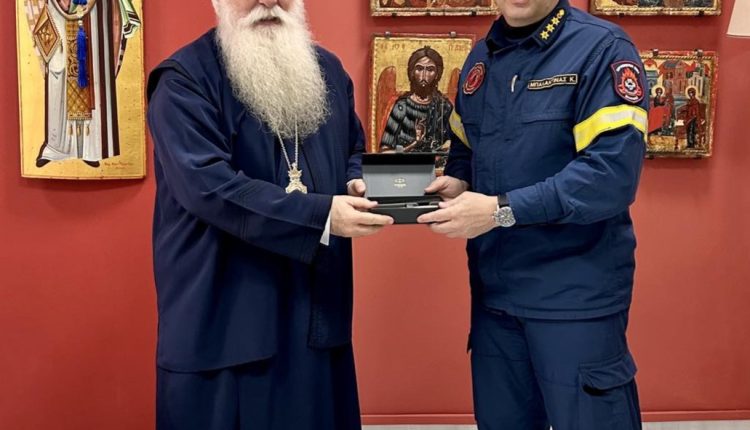 Ο-νέος-Διοικητής-Πυροσβεστικών-Υπηρεσιών-Μαγνησίας-στον-Μητροπολίτη-Δημητριάδος