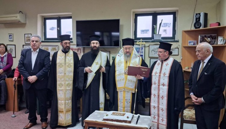 Η-ευλόγηση-της-Αγιοβασιλόπιτας-του-ΚΑΠΗ-Λευκάδος-υπό-του-Μητροπολίτη-Θεοφίλου