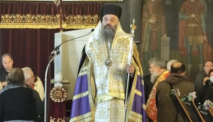 Ευλαβική-προσευχή-για-τον-Άγιο-Χαράλαμπο,-στον-ομώνυμο-ναό-του,-των-Ιλισίων