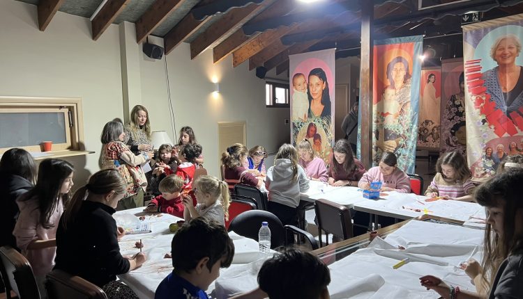 «Η-μητρότητα-μέσα-από-την-Τέχνη»:-Ξεκίνησαν-τα-εκπαιδευτικά-εργαστήρια-των-«Φωτίων-2026»