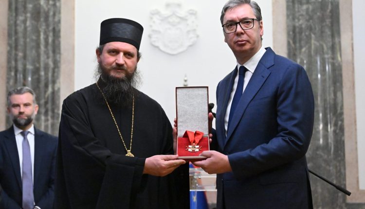 Ο-Επίσκοπος-Μπίχατς-τίμησε-τον-Πρόεδρο-της-Σερβίας-Αλεξάνταρ-Βούτσιτς