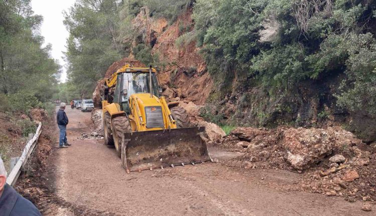 Κατολίσθηση-στον-οδικό-άξονα-Τρίπολης-–-Πύργου-|-Άμεση-κινητοποίηση-της-Περιφέρειας-για-την-αποκατάσταση-της-κυκλοφορίας-–-Περιφέρεια-Πελοποννήσου