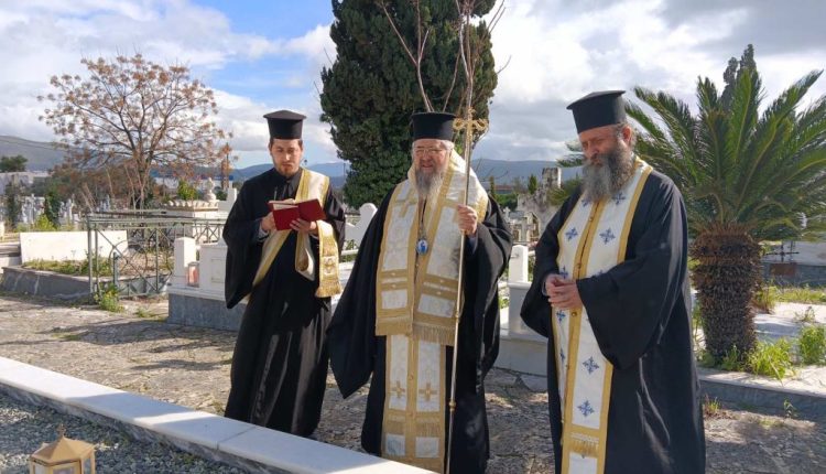 Αρχιερατικό-Τρισάγιο-στο-μνημείο-του-μακαριστού-Μητροπολίτη-Λευκάδος-και-Ιθάκης-κυρού-Νικηφόρου-από-τον-Μητροπολίτη-Θεόφιλο