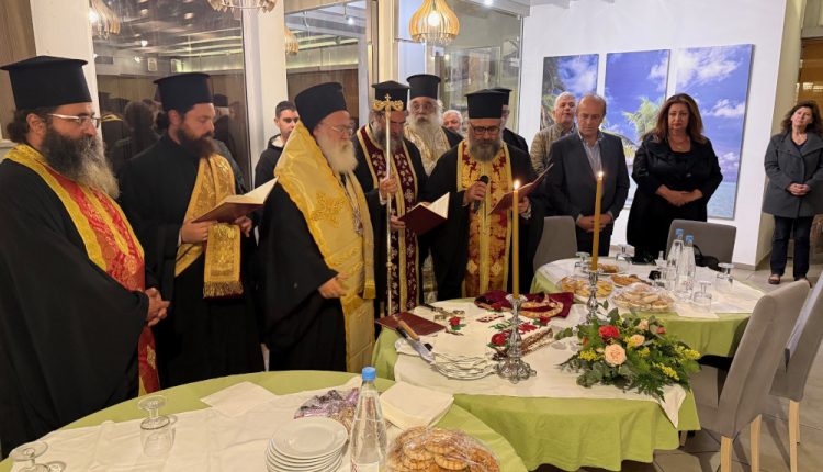 Ο-Ιεραπύτνης-Κύριλλος,-ευλόγησε-τη-Βασιλόπιτα-του-Συλλόγου-«Ιστός»-Ιεράπετρας