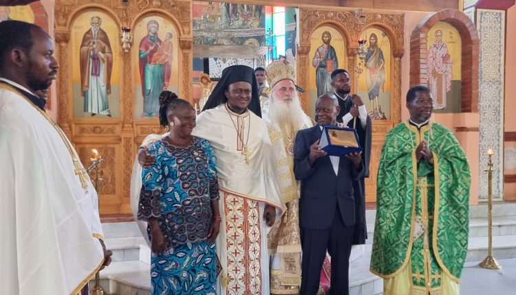 Ο-Μητροπολίτης-Κινσάσας-τίμησε-τον-μάγειρα-της-Ιεράς-Μητροπόλεως-για-την-πολυετή-προσφορά-του