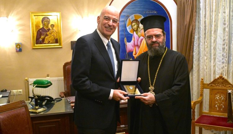 Επίσκεψη-του-Υπουργού-Εθνικής-Άμυνας-Νίκου-Δένδια-στον-Μητροπολίτη-Μαρωνείας