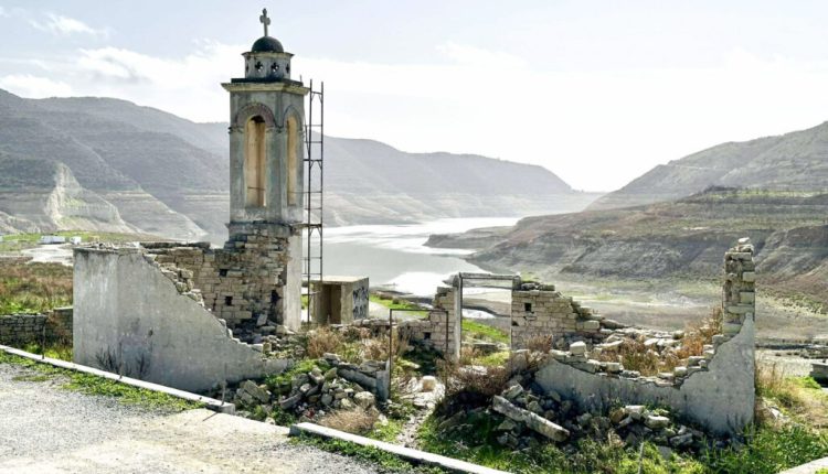 Κύπρος-–-Φράγμα-Κούρη:-Η-έλλειψη-νερού-αποκάλυψε-την-άλλοτε-«βυθισμένη»-εκκλησία-του-Αγίου-Νικολάου