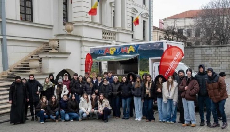 Ιάσιο:-Μαθητές-προσέφεραν-150-δέματα-αγάπης-σε-ευάλωτα-άτομα