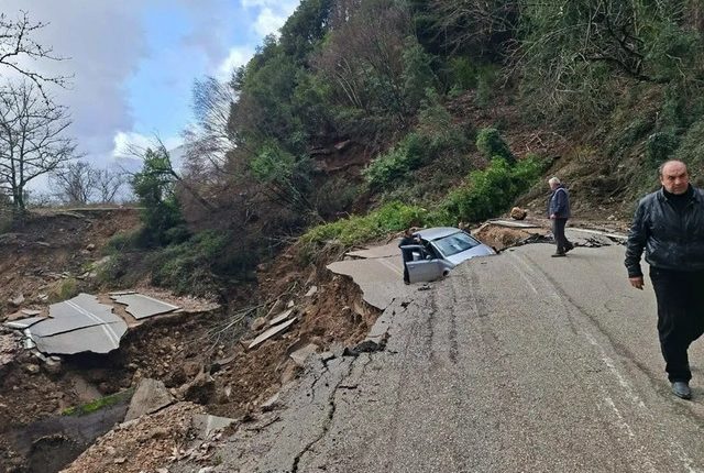 Υποχώρησε-επαρχιακός-δρόμος-στα-Τζουμέρκα-–-Από-θαύμα-γλίτωσε-κάτοικος-της-περιοχής