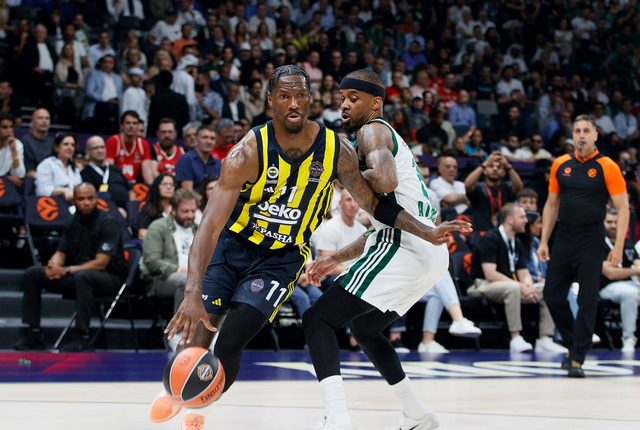 Παναθηναϊκός:-Προπονήθηκε-με-τα-«πράσινα»-ο-Νάιτζελ-Χέιζ-Ντέιβις