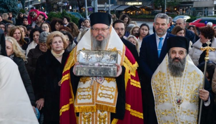 Πάνδημη-η-υποδοχή-του-Ιερού-Λειψάνου-της-χειρός-του-Μεγάλου-Βασιλείου-στη-Λάρισα-(ΦΩΤΟ)