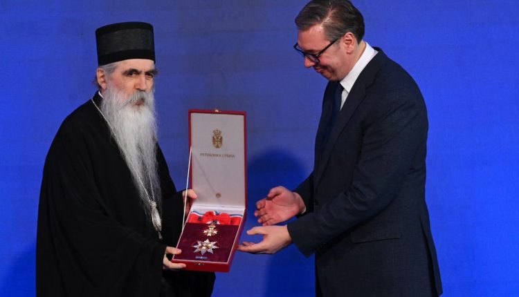 Ο-Αλεξάνταρ-Βούτσιτς-παρασημοφόρησε-τον-Μητροπολίτη-Μπάτσκας-Ειρηναίο