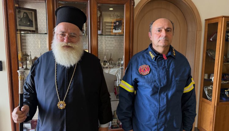 Ο-νέος-Διοικητής-της-Πυροσβεστικής-Υπηρεσίας-Ιεράπετρας-στον-Μητροπολίτη-Κύριλλο