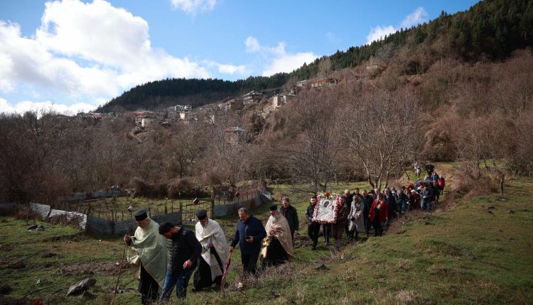 Κλήρος-και-λαός-τίμησαν-την-επέτειο-της-εύρεσης-της-θαυματουργού-Εικόνας-της-Παναγίας-στο-ακριτικό-Πληκάτι-Κόνιτσας