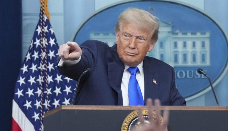 Ο-Τραμπ-επιβάλλει-πρόσθετους-δασμούς-10%-σε-όλες-τις-χώρες-για-πέντε-μήνες